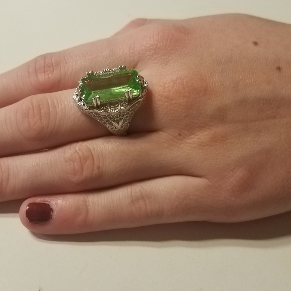 925 Silver Carved Green Emerald Cut Victorian Ring - Picture 5 of 5
